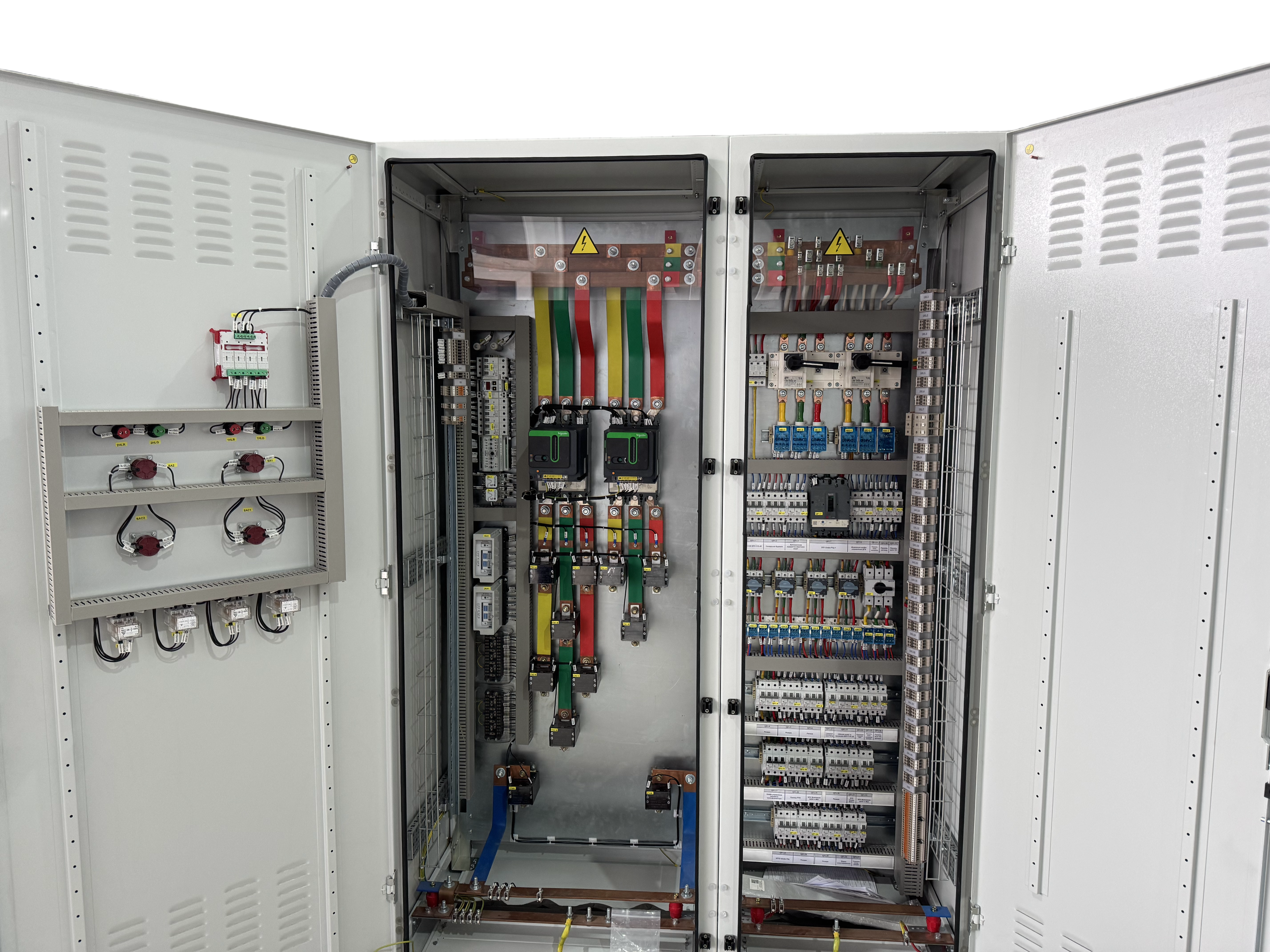LV distribution cabinets and boards